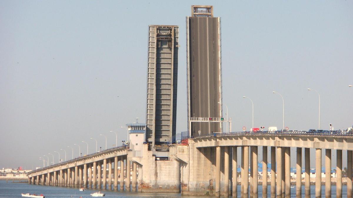 Antiguo puente José León de Carranza, ubicado en Cádiz, recién bautizado como Rafael Alberti.