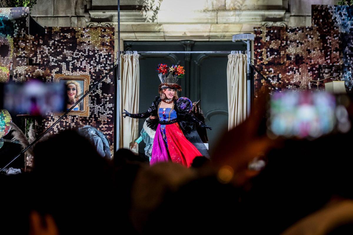 Cercavila de incio del Carnaval de Barcelona. El recorrido ha empezado al inicio de la Rambla para dirigirse al Palau de la Virreina, donde ha habido un espectáculo y una 'taronjada' ( confeti y globos)