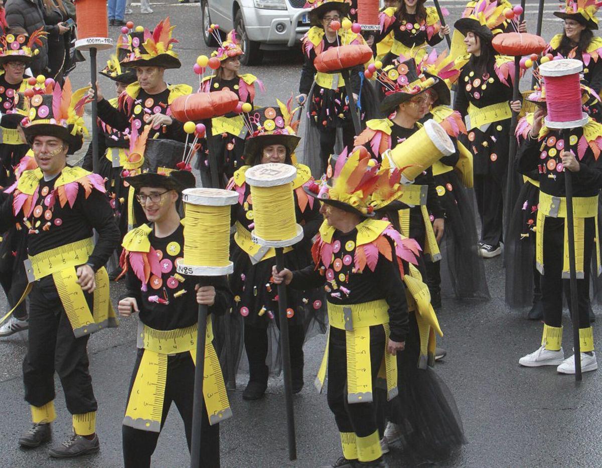 Una de las comparsas de la comitiva del Entroido. | IÑAKI OSORIO