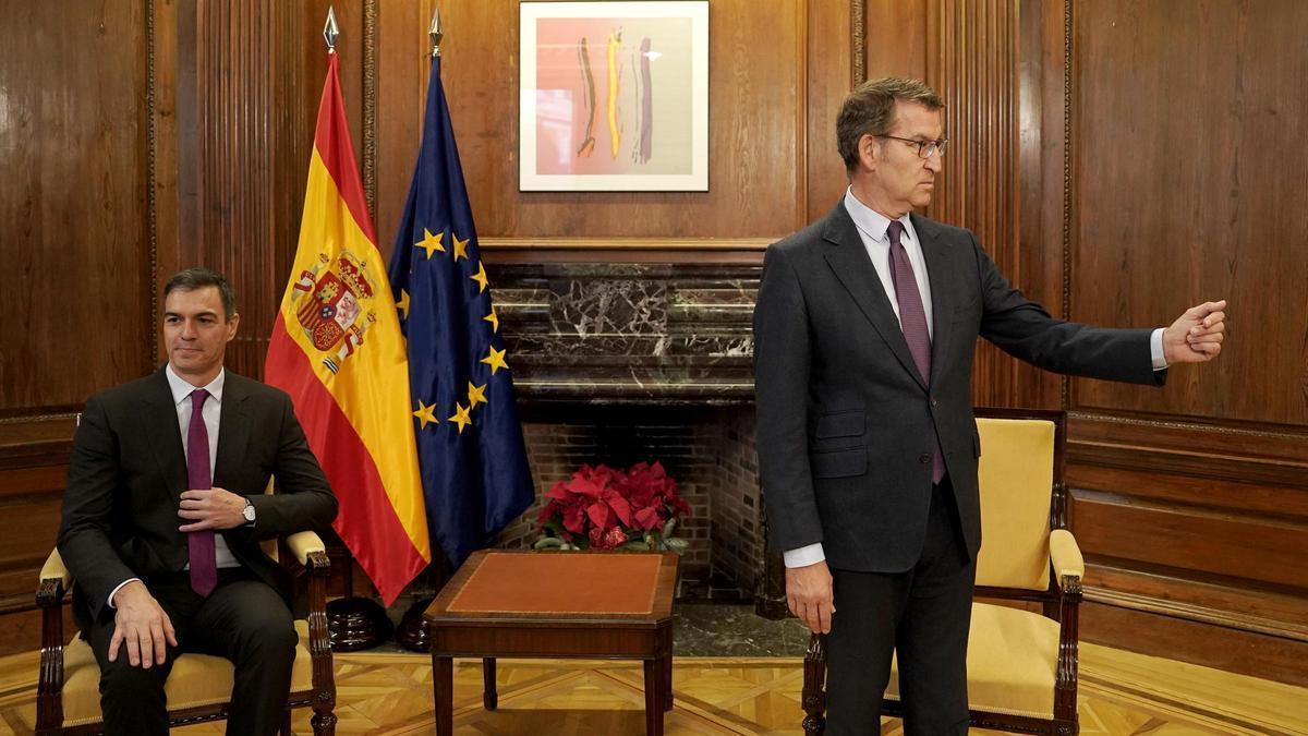 El líder del PP, Alberto Núñez Feijóo, hace un gesto antes de comenzar su reunión con el presidente del Gobierno, Pedro Sánchez.