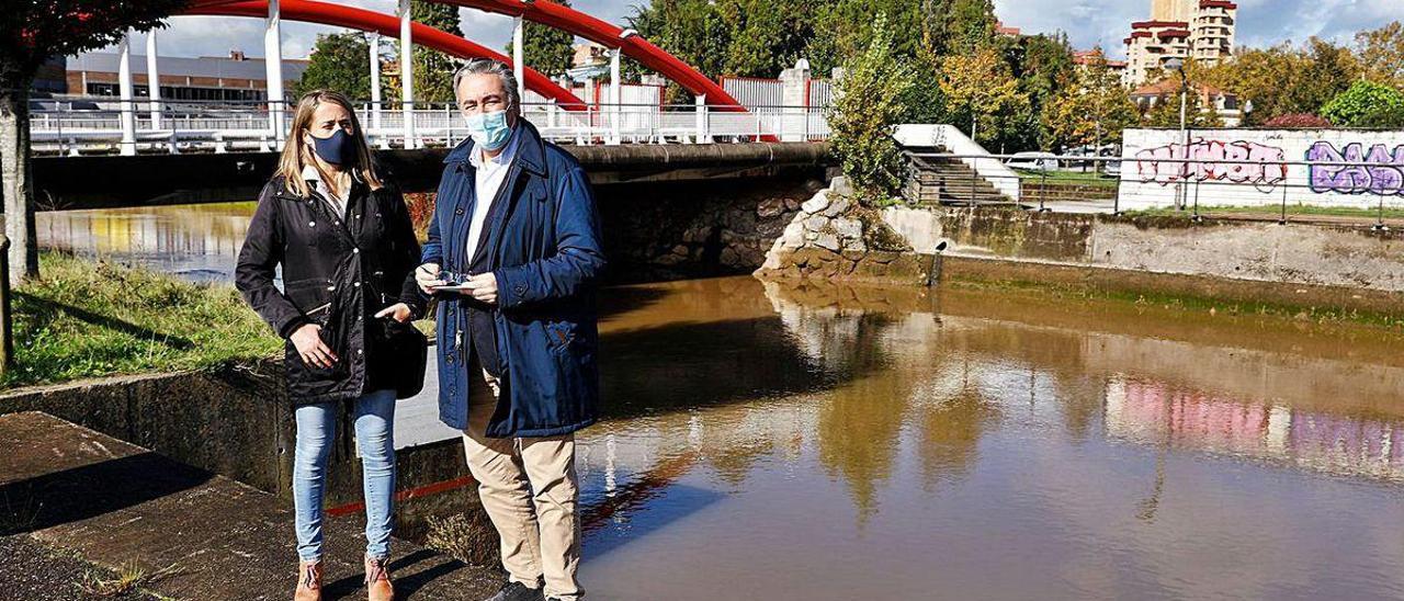 Cristina Vega y Pablo González, ayer, junto al anillo navegable.