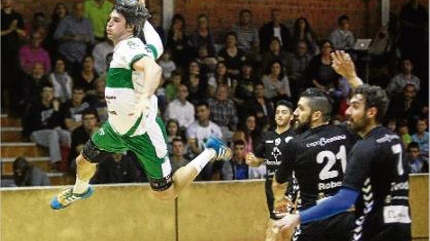 Eduard Nonó salta per llançar a la porteria del Valladolid en una acció del partit de Copa de dissabte.