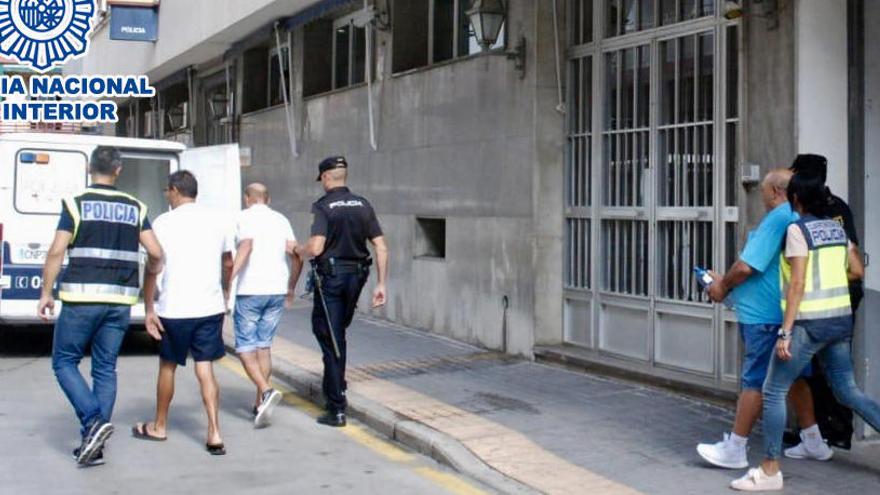 La Policía trasladando a los juzgados a tres de los detenidos por el trile después de la operación.