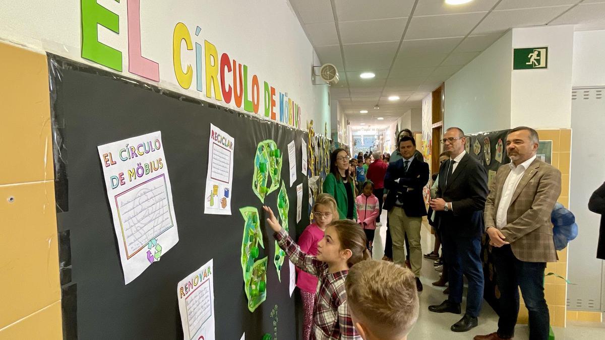 El consejero de Educación, Formación Profesional y Empleo, Víctor Marín, visita el Colegio El Mirador (San Javier), junto con el alcalde de la localidad, José Miguel Luengo