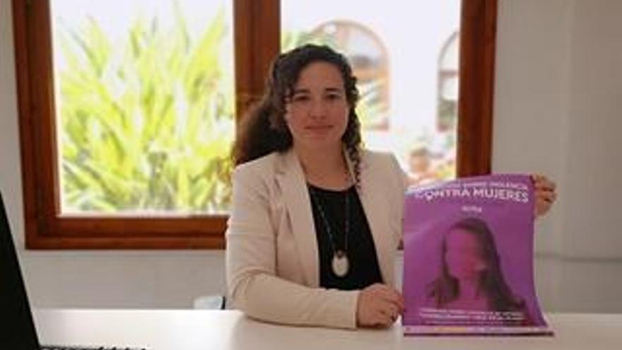 Vicenta Pérez Barber, Concejala de Igualdad del Ayuntamiento de Altea, con el cartel de las jornadas / Ayuntamiento de Altea