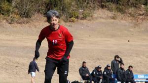 Kazu Miura entrenando con el Fukushima United