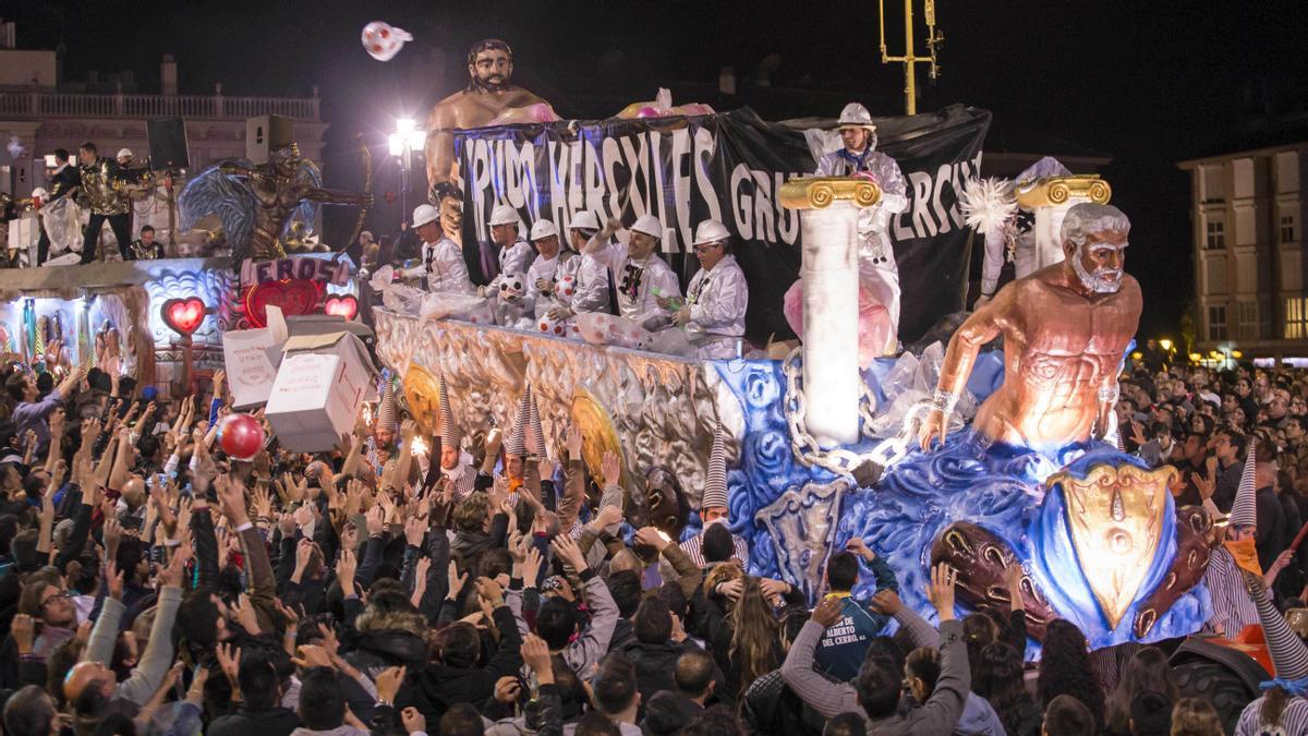 Carrozas del Entierro de la Sardina, por la Gran Vía, en una de sus noches mágicas. / EFE