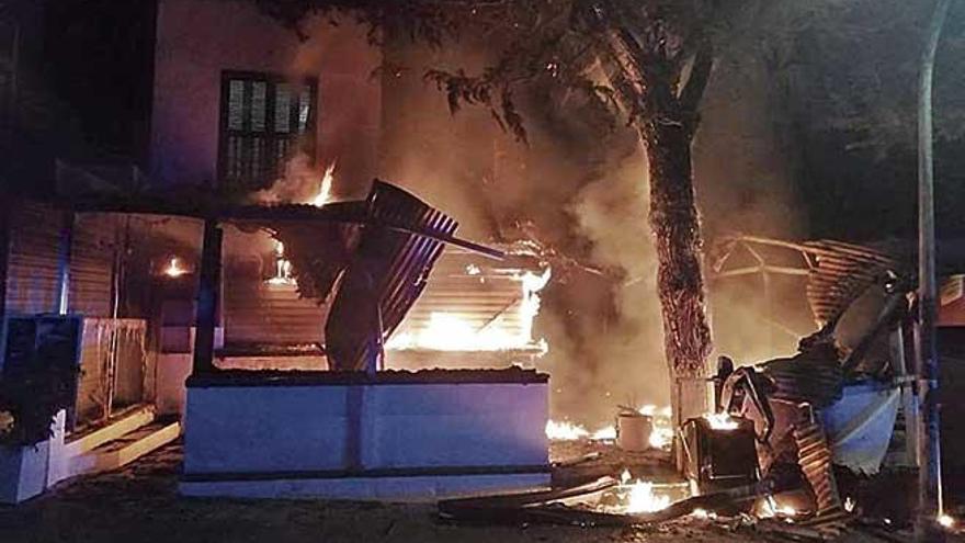 El fuego causÃ³ grandes daÃ±os en la terraza del establecimiento, en Cala Mendia.