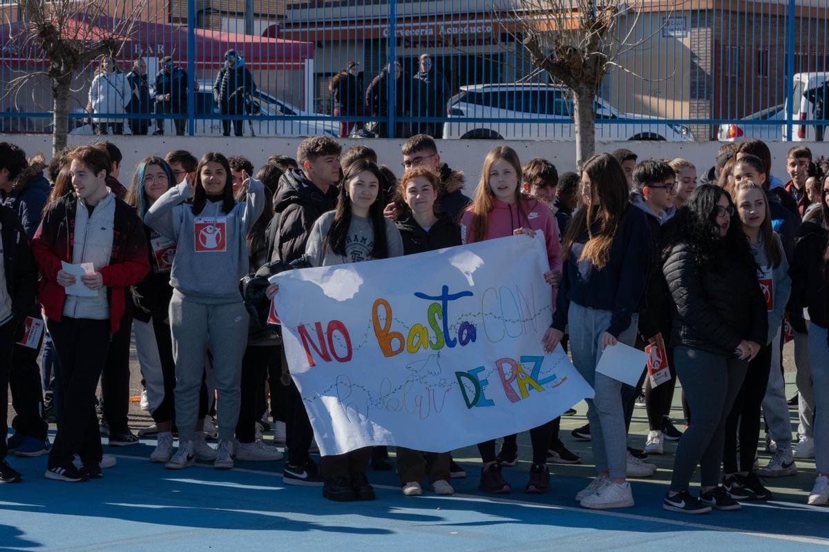 Los estudiantes elaboraron pancartas con mensajes de cariño para la cita.