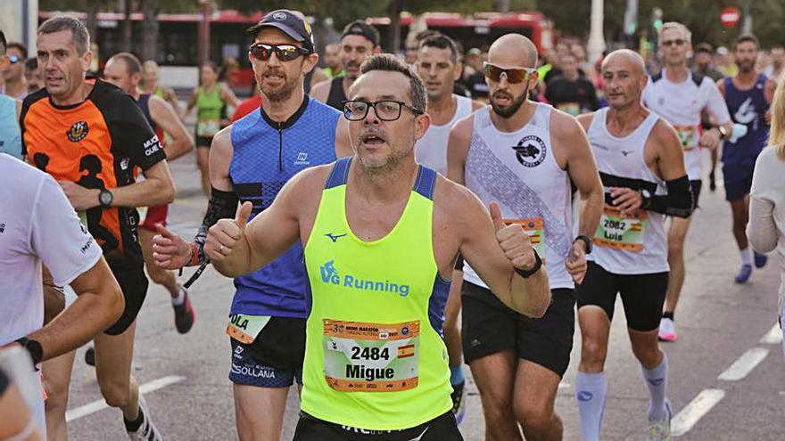 Un corredor saluda durante una carrera