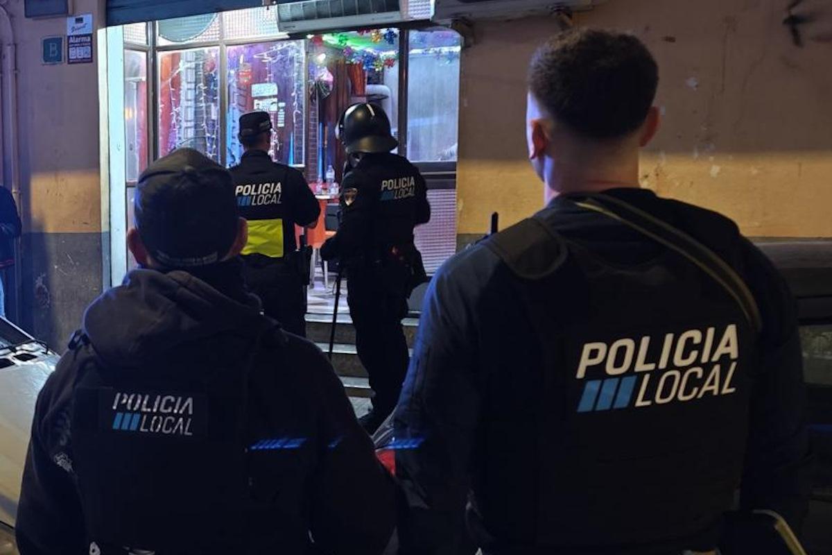 Agentes de Policía, durante la inspección en el local.