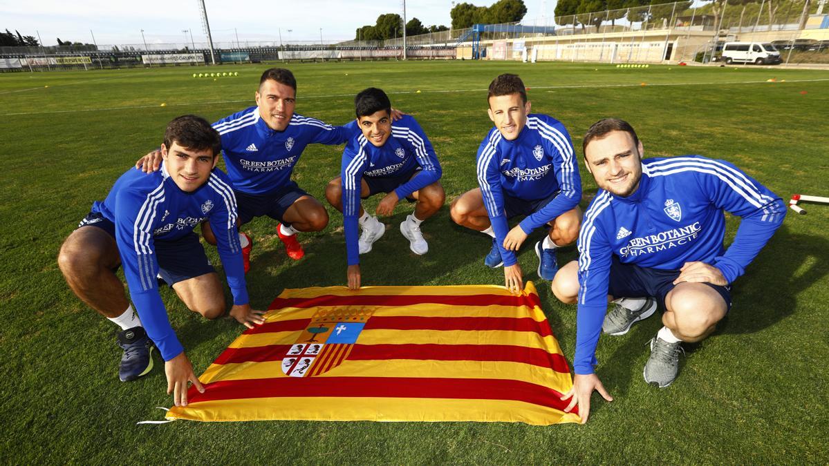 Azón, Zapater, Clemente, Nieto y Lasure, con la bandera de Aragón en la Ciudad Deportiva.