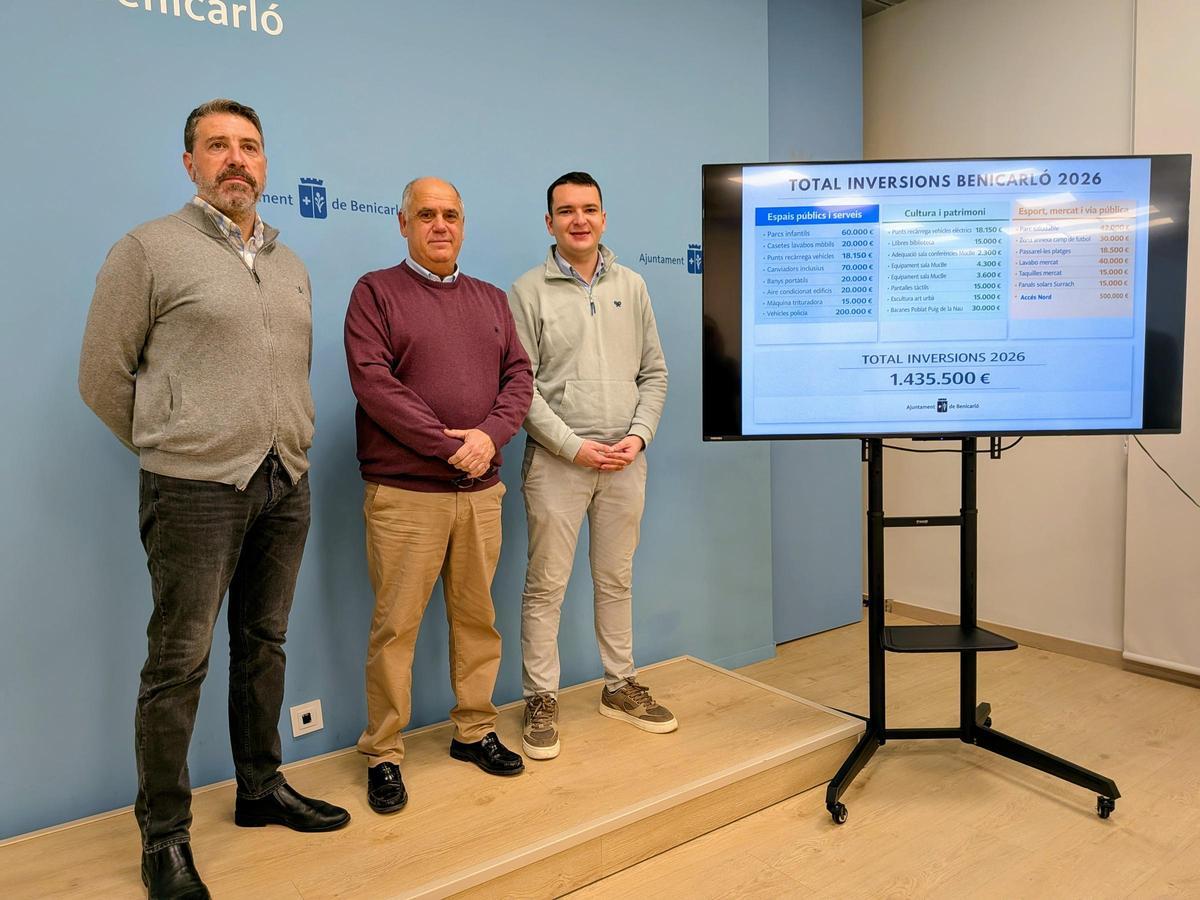 De izquierda a derecha, el concejal de Recursos Humanos, Álvaro París; el alcalde, Juanma Cerdá; y el edil de Hacienda, Borja Castell, este martes.