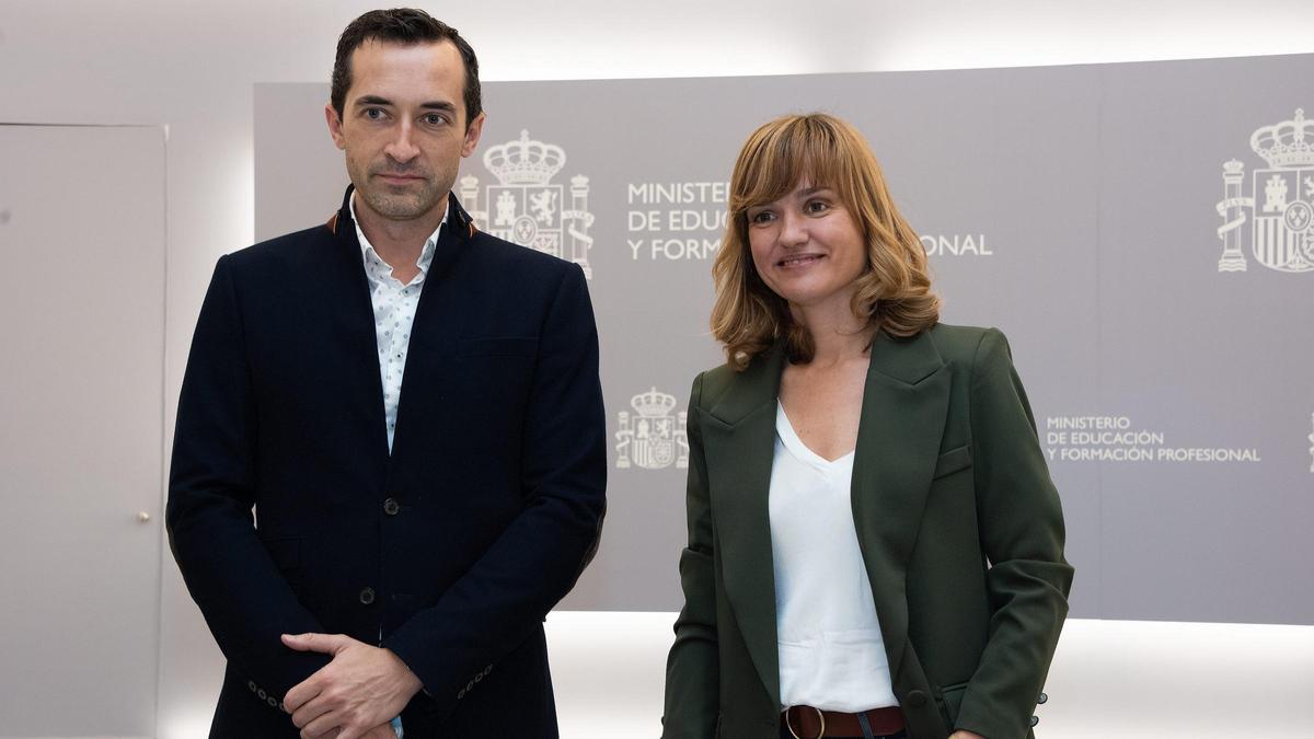 Víctor Arufe con la ministra de Educación, Pilar Alegría.