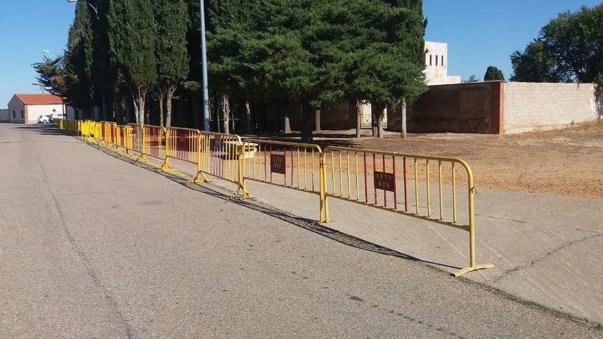 Vallado en el entorno del cementerio para el dispositivo especial de Todos los Santos.