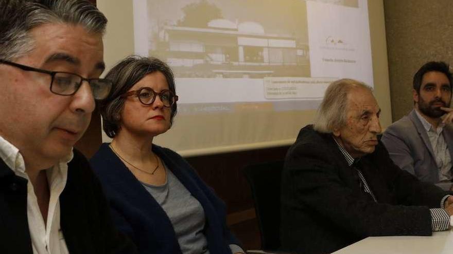 Por la izquierda, José Ramón Puerto (vocal del colegio), Sonia Puente, Mariano Marín y Valentín Arrieta, ayer, durante la presentación de la campaña.