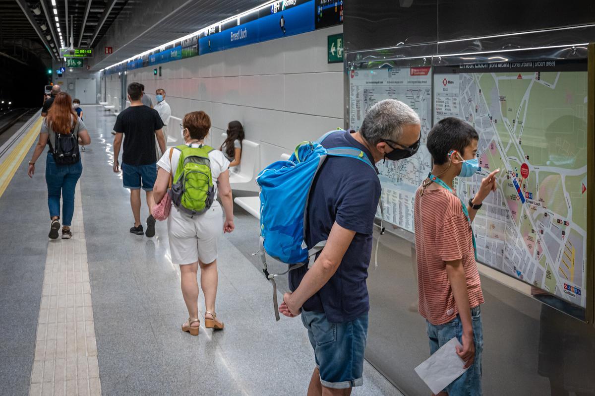 Parada de metro Ernest Lluch, poco después de ser inaugurada, en julio de 2021