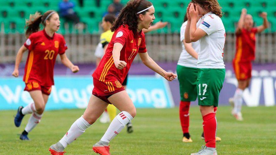 La futbolista coruñesa Carlota Sánchez, con la selección sub17 femenina en un partido contra Bulgaria.