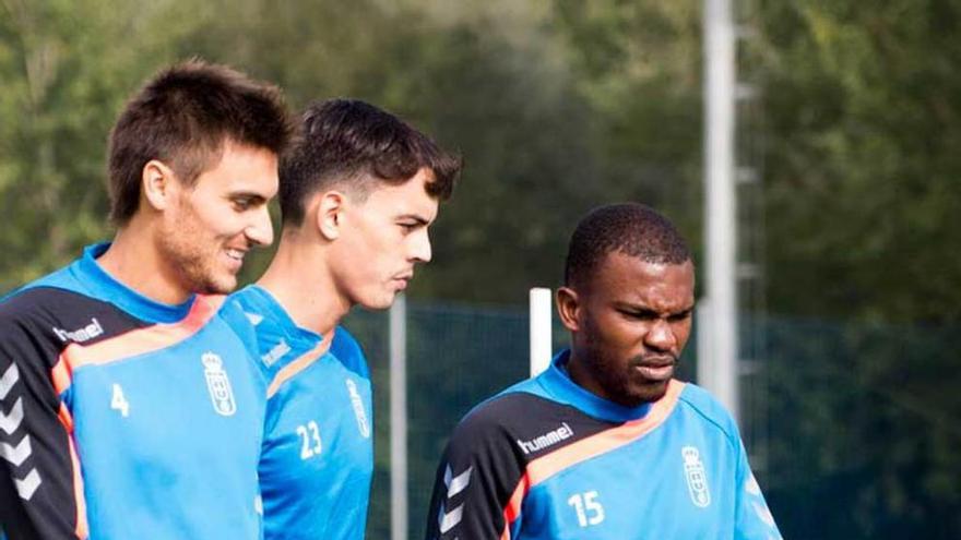 Vila, Edu Bedia y Omgba, en un entrenamiento del Oviedo.