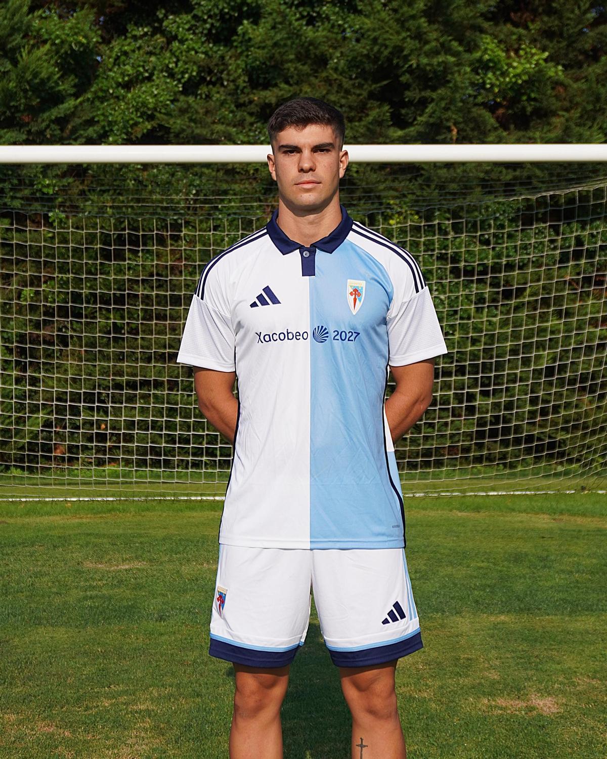 Rubén Vilela con la nueva primera equipación del Compostela.
