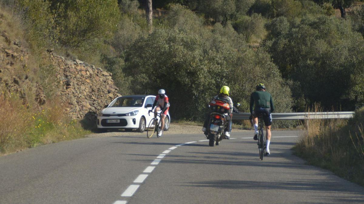 Dos ciclistes creuant-se a la carretera de Cadaqués.  | SANTI COLL