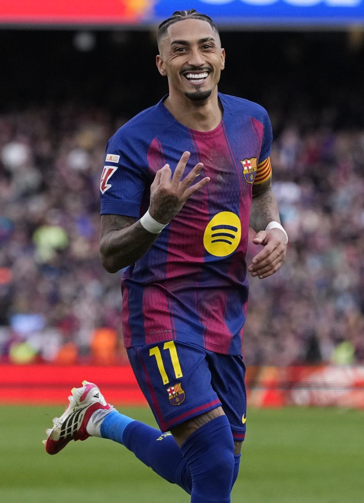 Raphinha celebra su tercer gol de ayer. | EFE