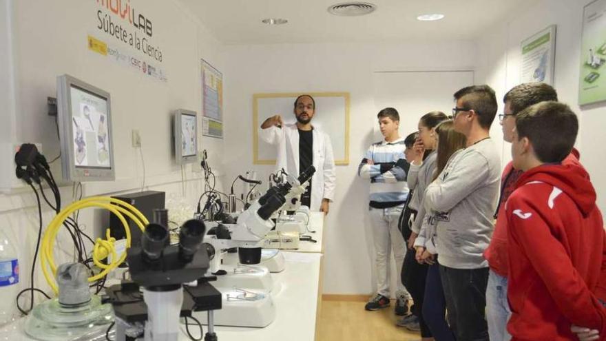 Uno de los primeros talleres en el interior del laboratorio móvil.