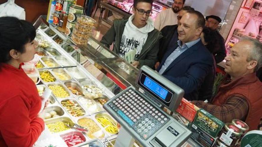 Martínez Dalmau, ayer, durante su visita al mercado público de Petrer.