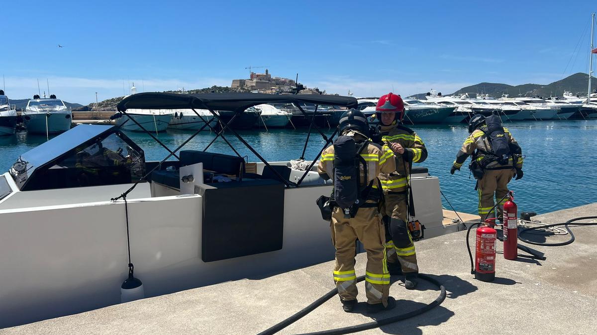 Una dotación de bomberos de Ibiza acude al puerto de Vila por riesgo de explosión