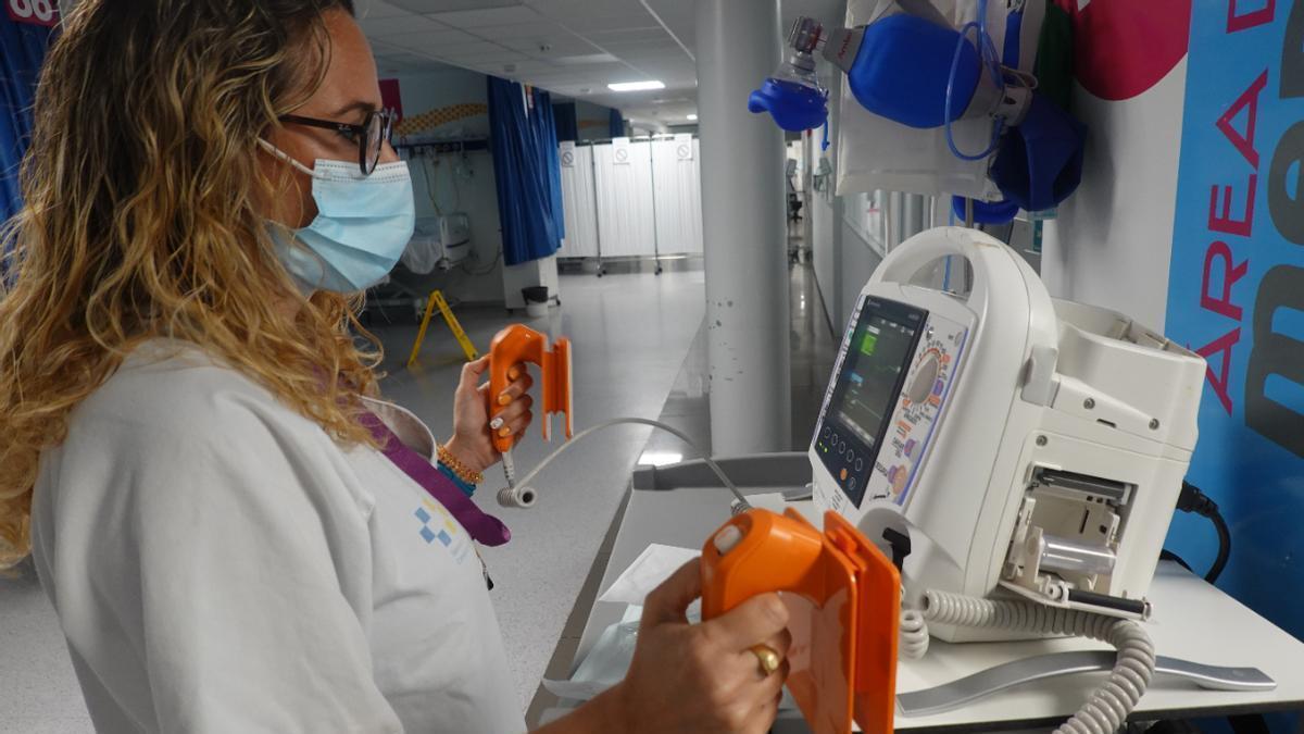 Una enfermera en urgencias de un hospital de Canarias.