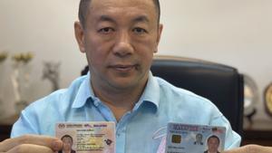 El empresario malasio San Chin Choon, el hombre más buscado del Caso Mascarillas, muestra su carné de conducir y de identidad. 