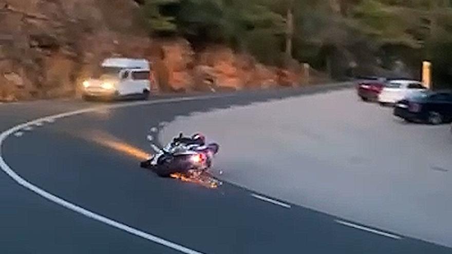 Una moto de gran cilindrada que estaba haciendo una ‘subida’ choca contra un coche en el Mirador de Ses Barques