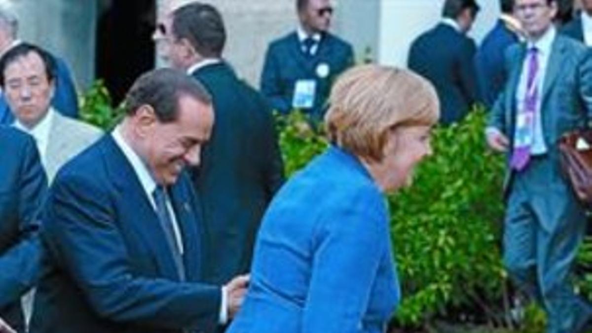 Berlusconi (izquierda) acompaña a Merkel en un acto oficial en el 2009.