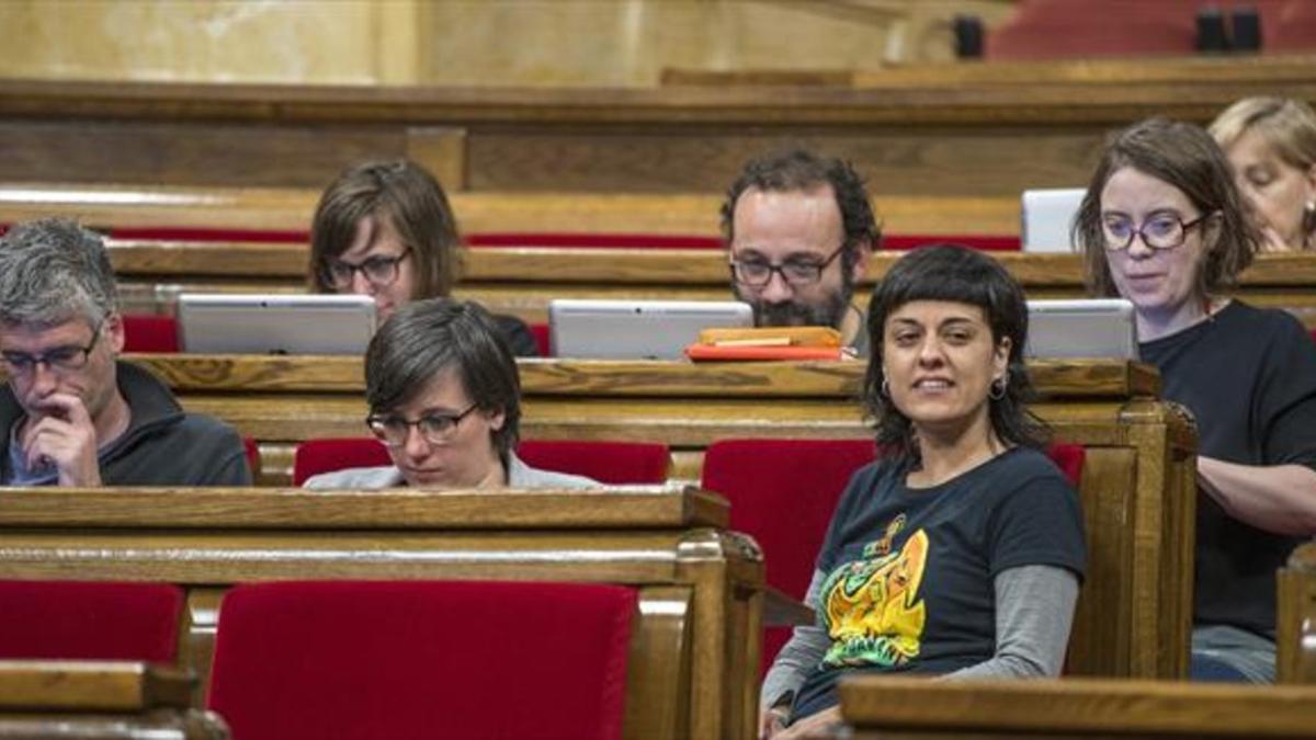 Los diputados de la CUP -entre ellos, Anna Gabriel y, detrás, Eulàlia Reguant-, en el Parlament, en abril.