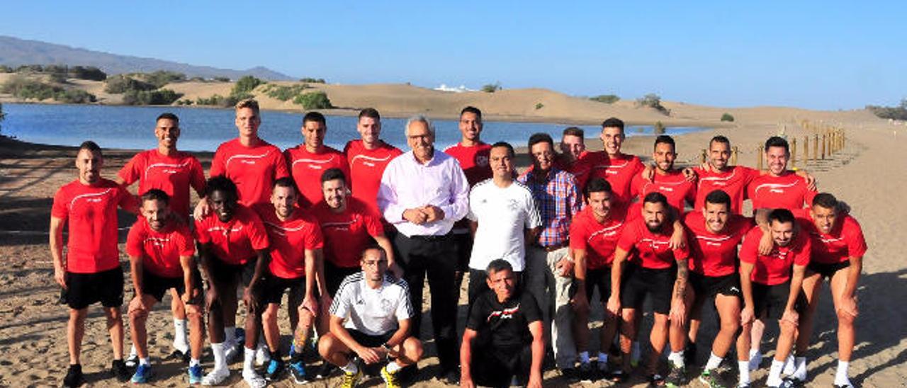 El San Fernando con su entrenador, Tino Déniz, al lado del concejal Ramón Suárez posa junto a la Charca de Maspalomas.