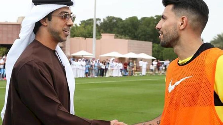 El xeic Mansour bin Zayed Al Nahyan, amb el davanter del City Sergio Agüero.