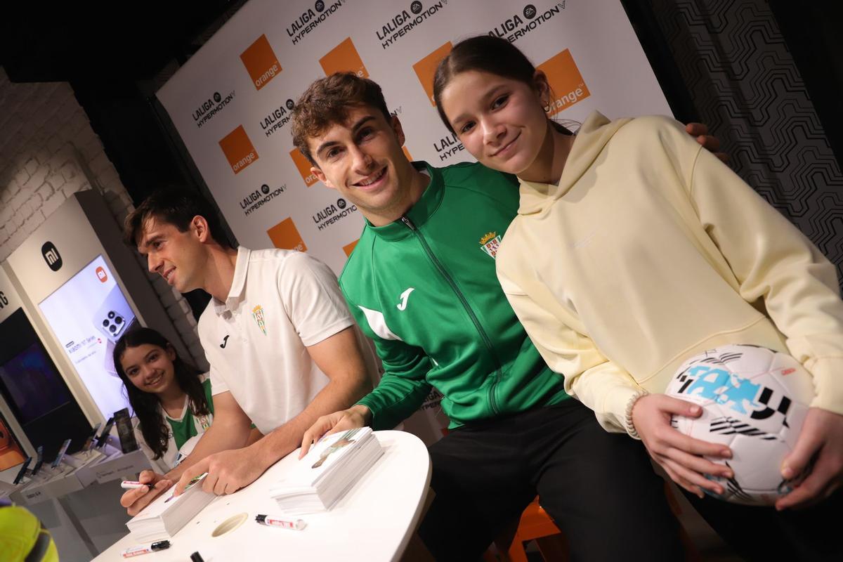 La firma de autógrafos de Iker Álvarez y Mikel Goti, en imágenes