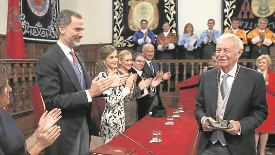 Mendoza recibe el Cervantes como un premio al humor en la literatura