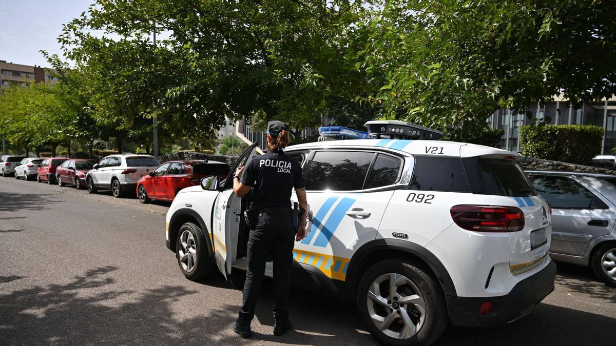 Policía Local, junto al 'Deltacar', en una imagen de archivo.