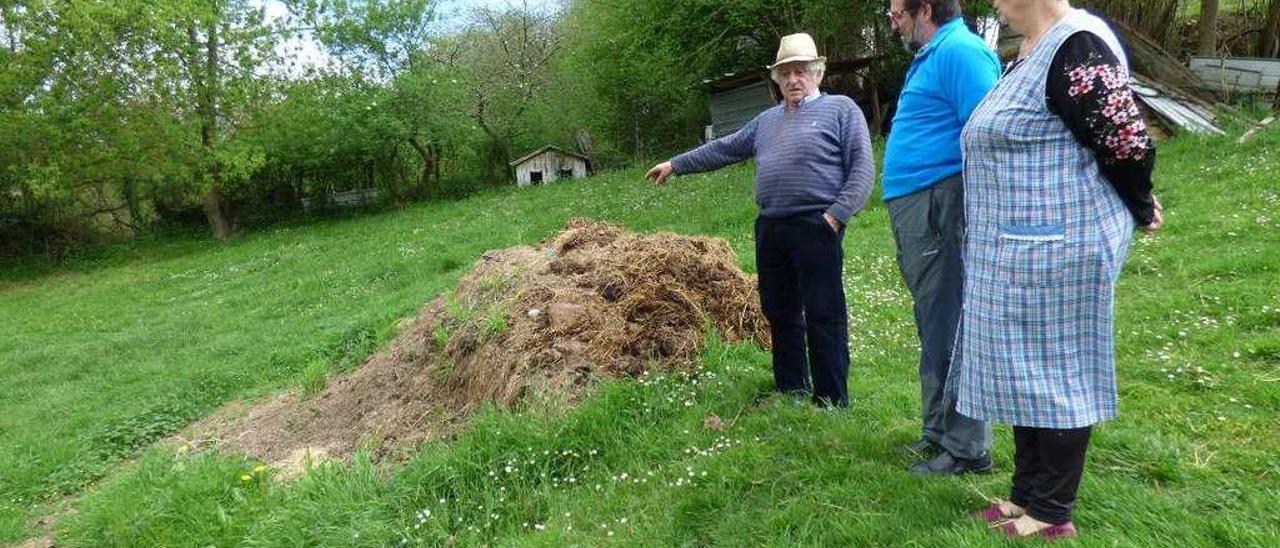 Celso Noval señala a Sáenz de Santamaría dónde le &quot;tragó&quot; la tierra. A la derecha, María Teresa Fernández.