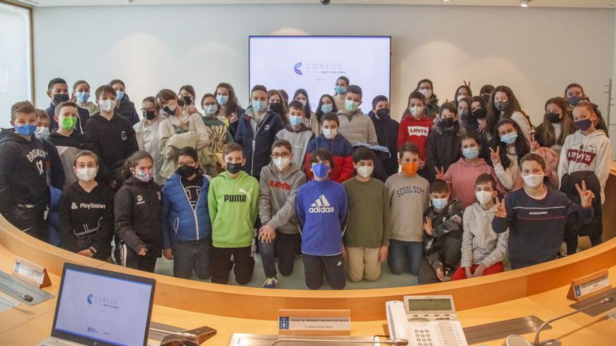 Foto de grupo de los alumnos en el Parlamento. |   // A. PIÑEIRO