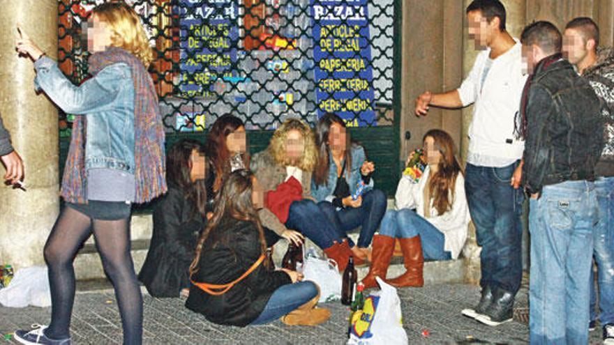 Un grupo de jóvenes bebe en la calle durante la celebración del pasado Dimecres Bo.