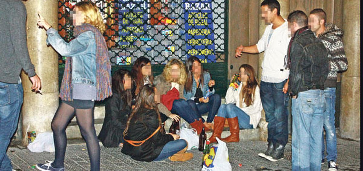 Un grupo de jóvenes bebe en la calle durante la celebración del pasado Dimecres Bo.