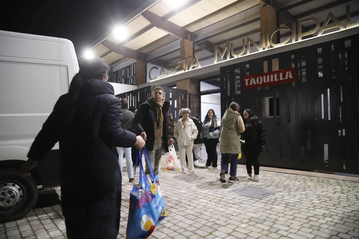 Vecinos acuden a la caseta municipal de Villafranca para ayudar a los afectados por el accidente.