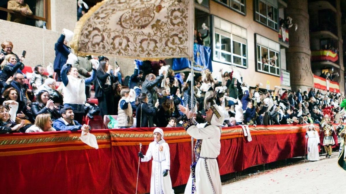 Antonio Sánchez Martínez, ‘Lico’, volteando la bandera del Paso Blanco por la carrera principal, la pasada Semana Santa.