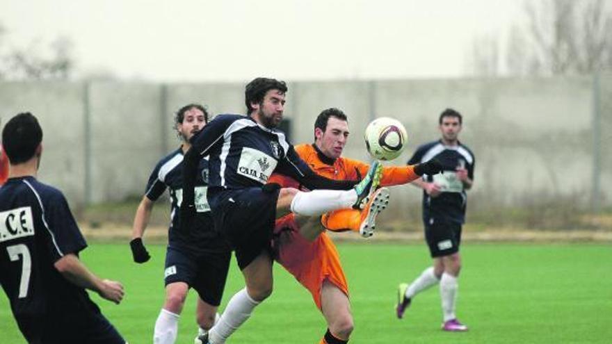 Un jugador del GCE Villaralbo lucha por hacerse con el esférico con un adversario.