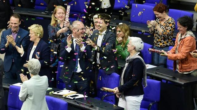 Diputados del Partido Verde celebran con confeti el resultado de la votación que legaliza el matrimonio homosexual, este viernes en Berlín.
