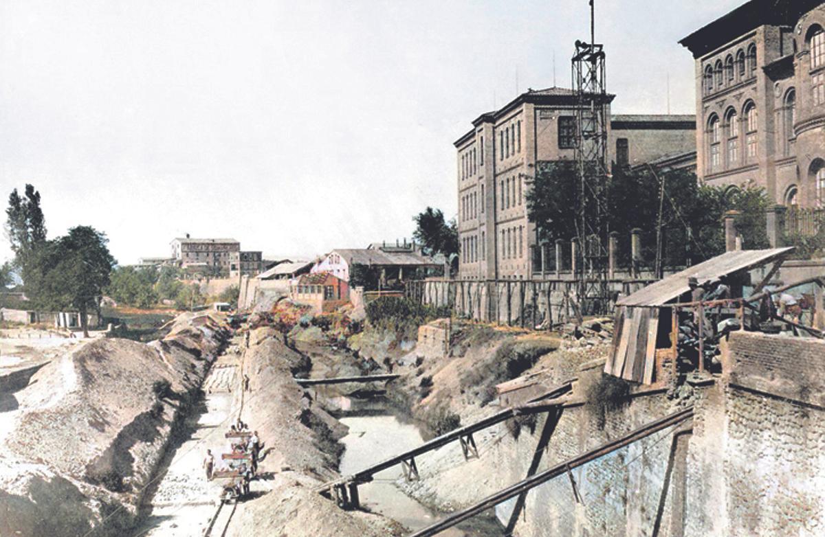 Una de las fotografías coloreadas del libro 'Los inquietos años 20', la del cubrimiento del río Huerva a su paso por Zaragoza.