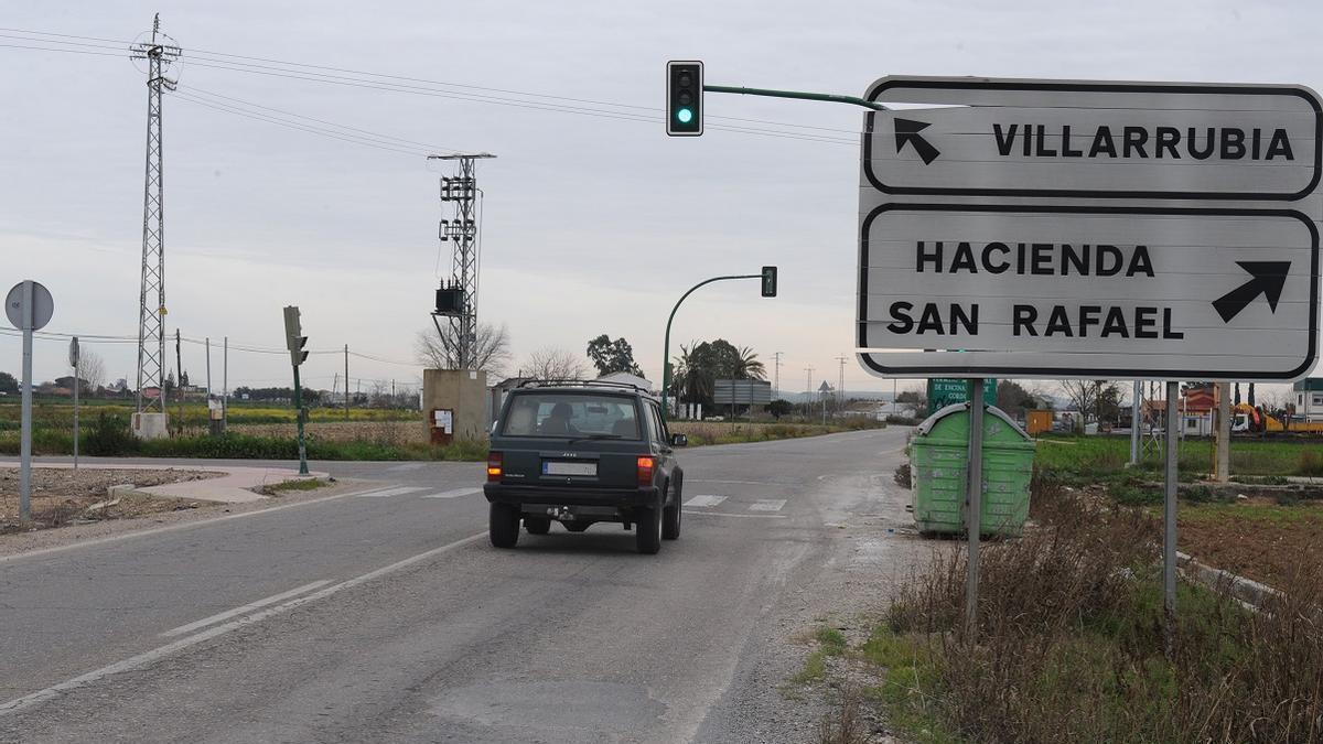 Cruce hacia la barriada periférica de Villarrubia en Córdoba.