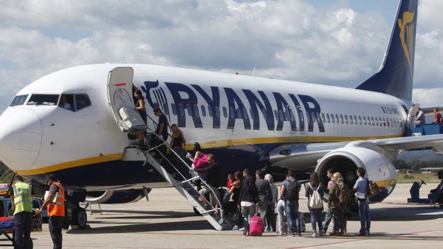 Passatgers pujant a un avió a l&#039;aeroport de Girona